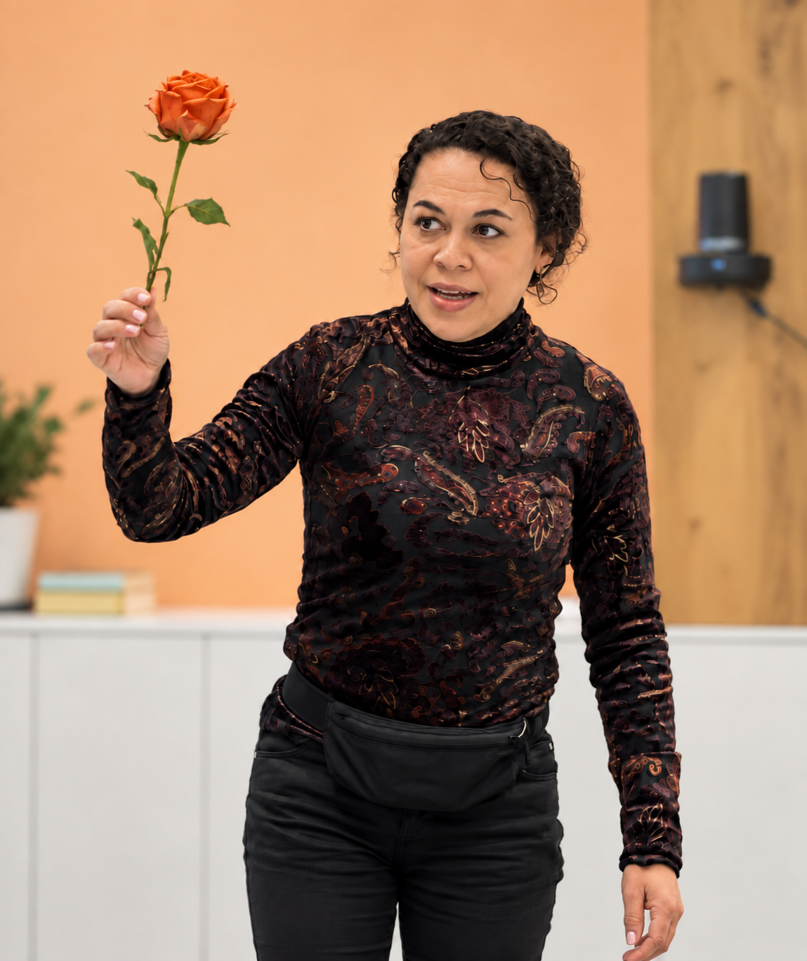Trainer van Reset naar Rust tijdens een workshop met een oranje roos.