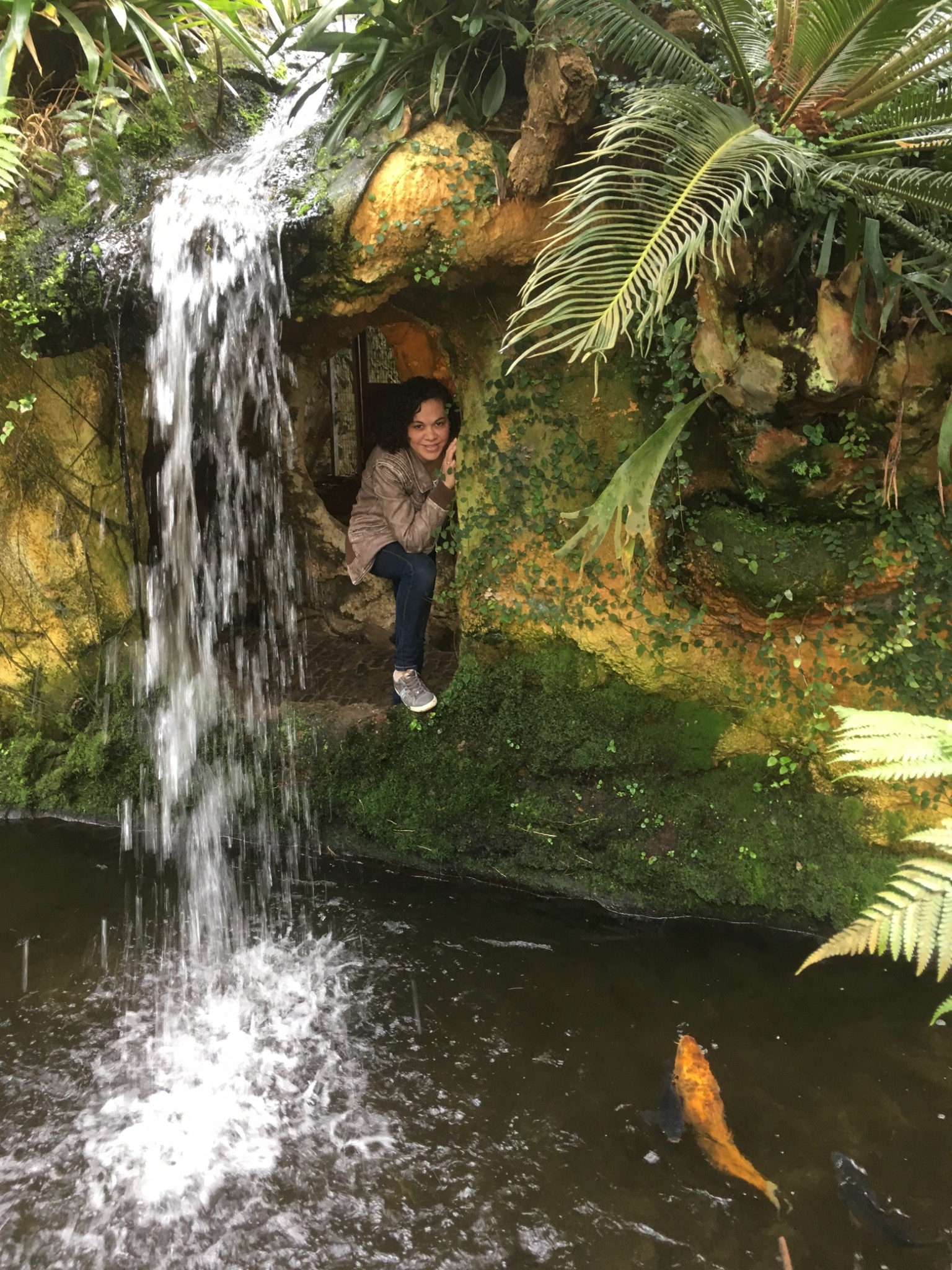 Marinda bij een waterval met een goudvis